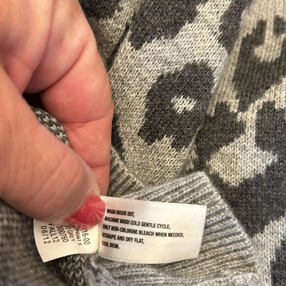 Gap gray leopard print long sleeve crewneck sweater Size M EUC - Picture 9 of 10